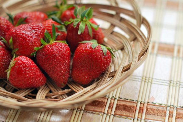 消除便秘、美白肌肤，草莓是首选，如何清洗才不怕农药呢？