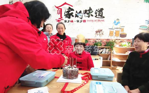 社区给老人庆生(央广网发 石霞辉摄)