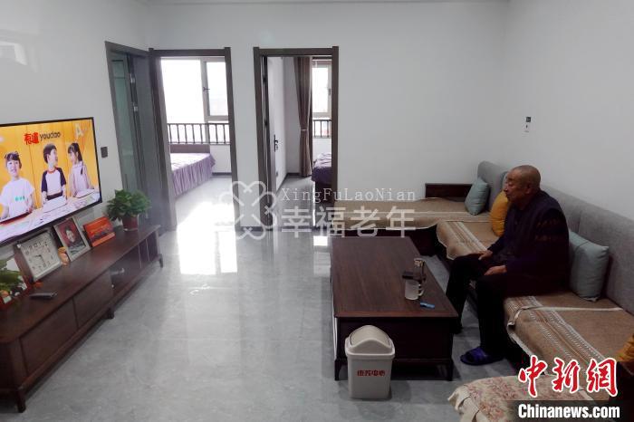图为张墓生老人在流水沟村康养中心的家中。 张远 摄
