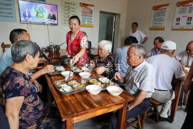 农村居家养老服务中心为70岁以上的老人进行生活照料