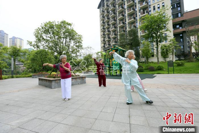 资料图：老年人在社区内运动。