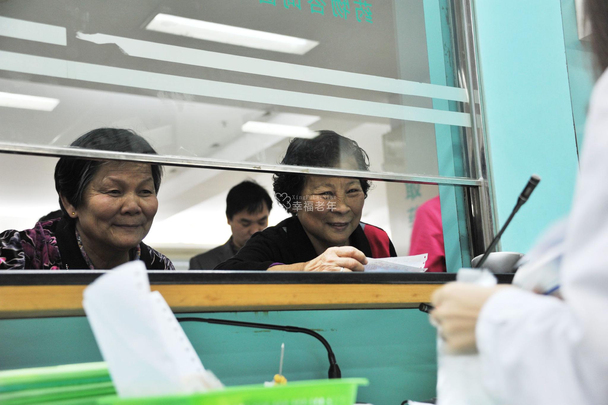 中山市古镇人民医院的老年人绿色通道取药窗口，老人正在排队取药。图/IC photo