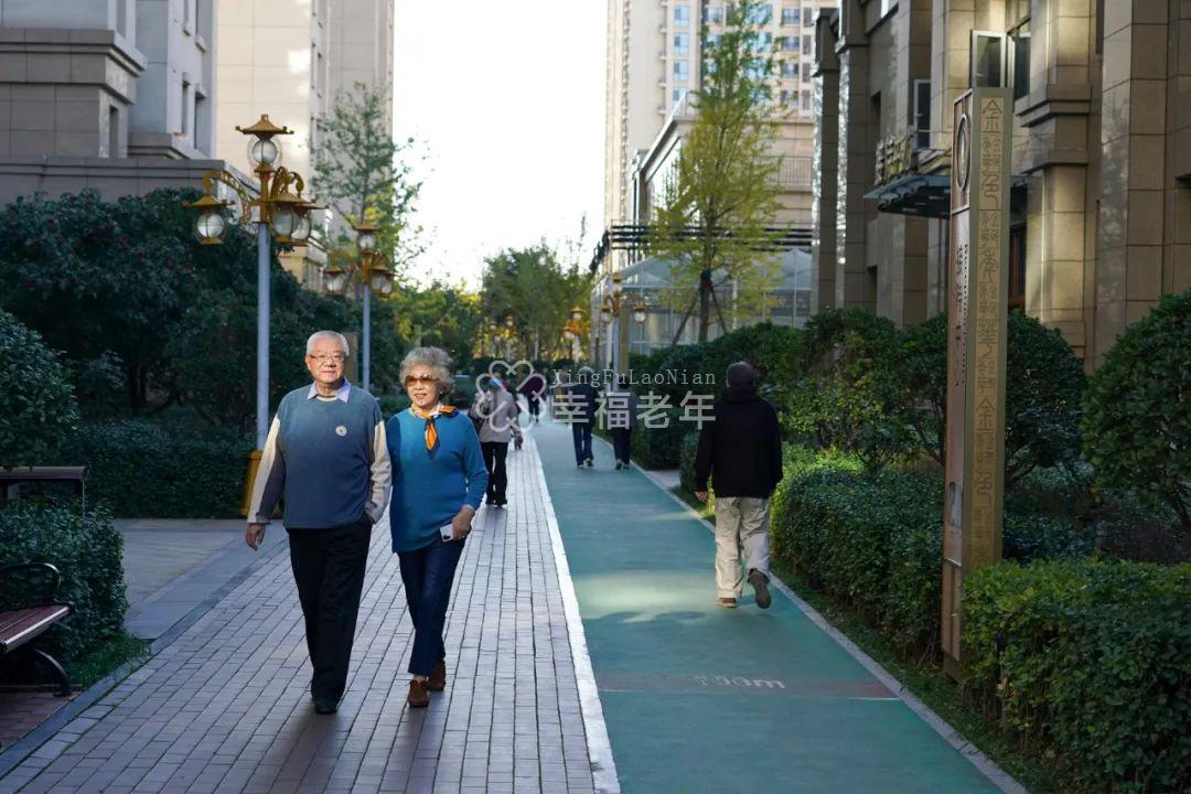 在位于河北燕郊的燕达金色年华健康养护中心，从北京来养老的吕伟业（左）和李战平在散步。彭子洋 摄