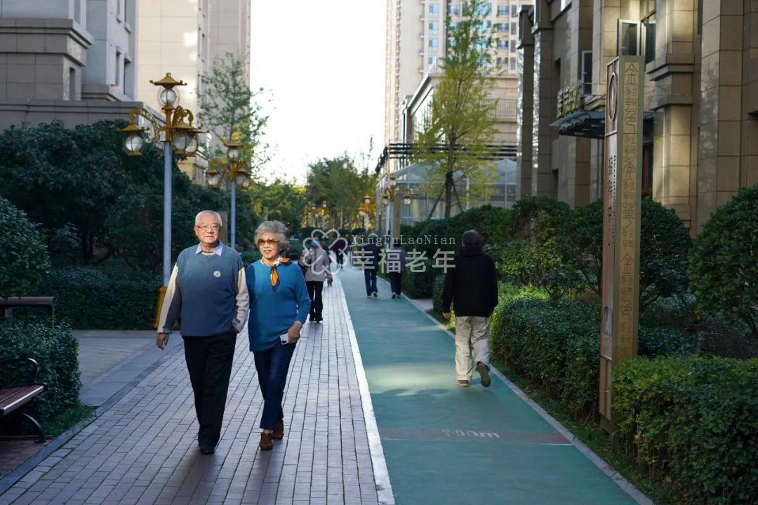 在位于河北燕郊的燕达金色年华健康养护中心,从北京来养老的吕伟业(左)和李战平在散步。彭子洋 摄