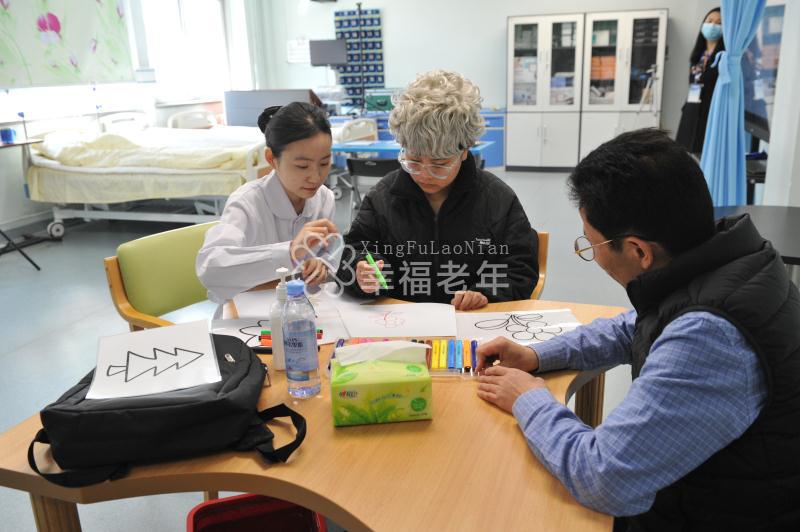 养老服务技能竞赛中,选手模拟真实场景,通过画画锻炼老年人的认知能力。李士坤 摄