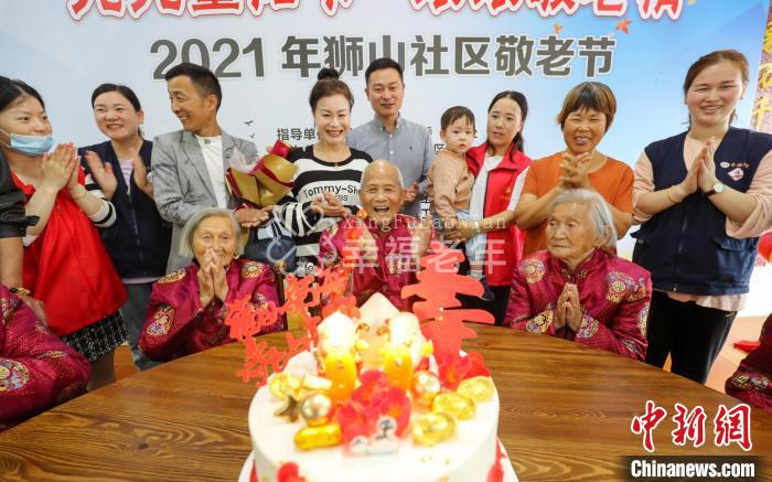 当地给长寿老人集体过生日。 阜溪街道供图