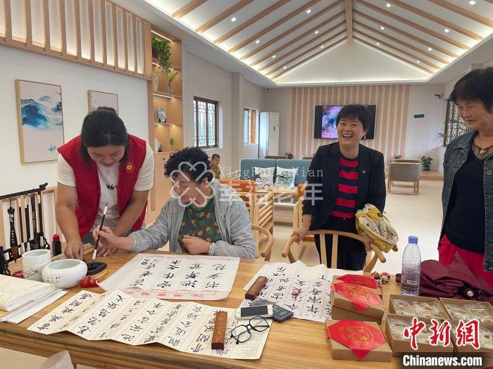 利用“老年食堂”,开展书法培训。 阜溪街道供图