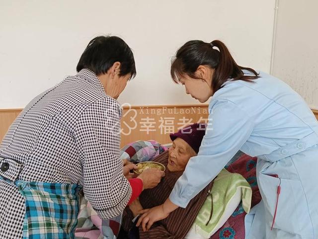 陵江镇敬老院工作人员为老人提供早餐。王韬 摄