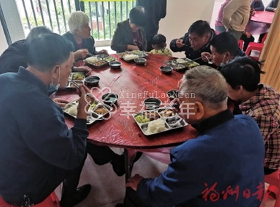 老人们在长者食堂用餐。（图片来源于民昇康养）