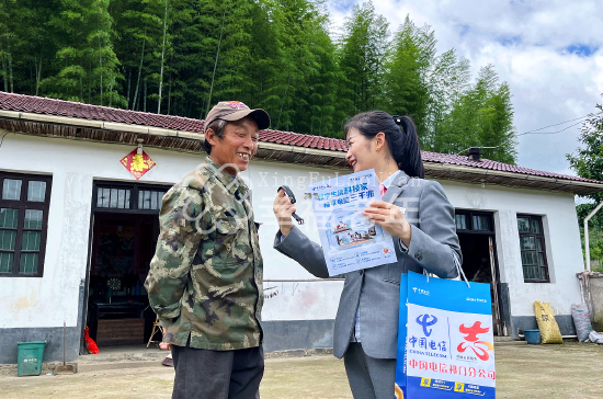 中国电信祁门分公司主动上门向偏远山区农村独孤老人推荐中国电信定制的智能云手环，用“云+服务+终端”科技力量构建起智能养老服务新模式。（汪劼/摄）