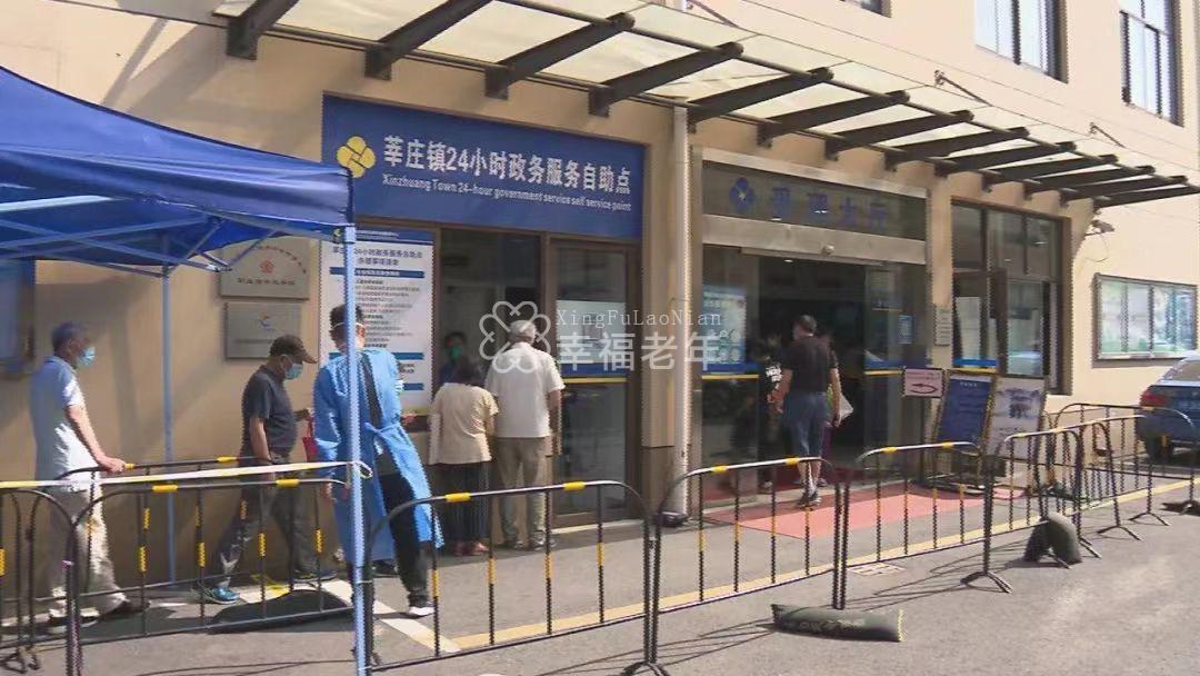 市民可以前往社区事务受理服务中心或在家自行申领打印“离线码”,但对于老年人来说,自行申领仍有些困难。本文图片均为闵行区提供