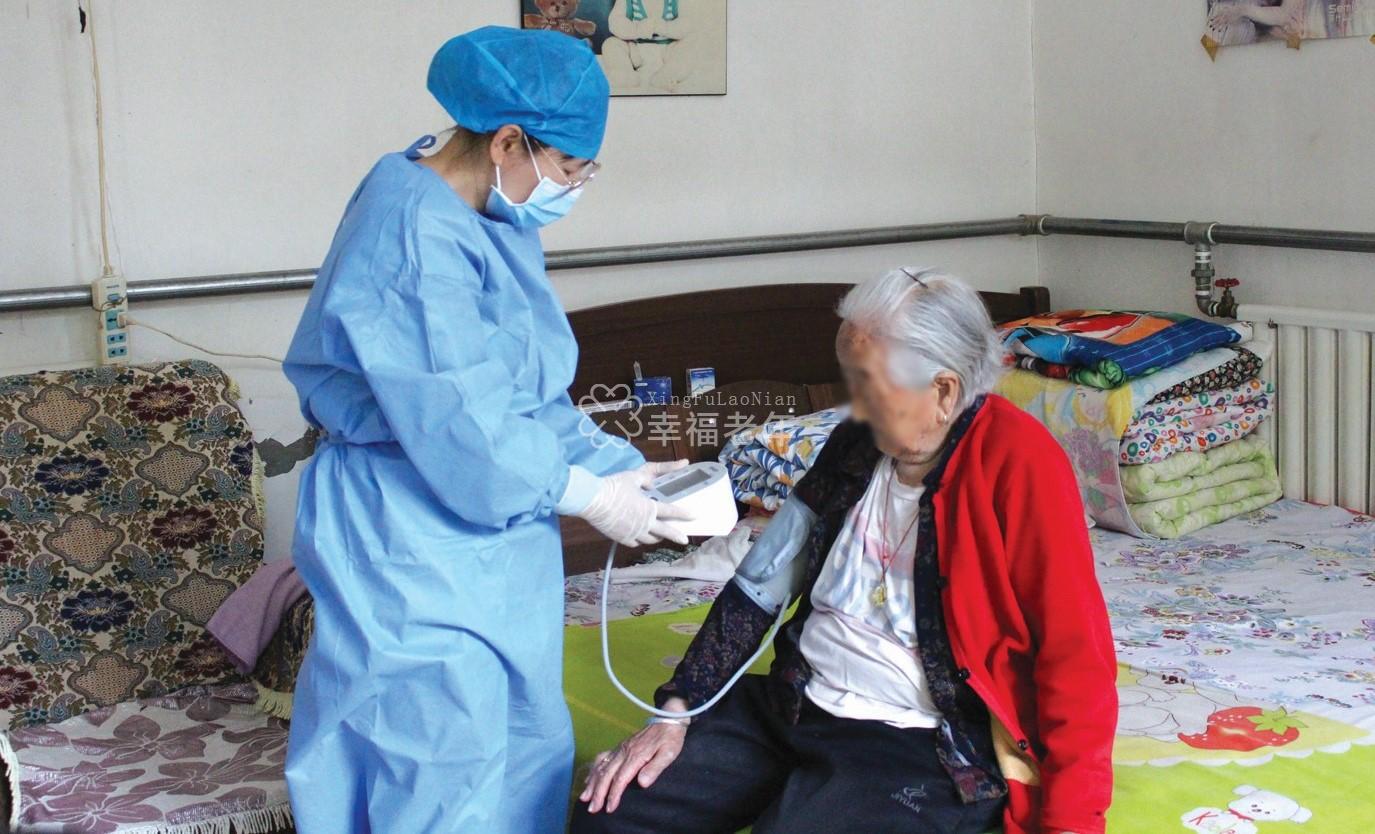 ▲东高村镇医护人员为老人进行身体状况评估。