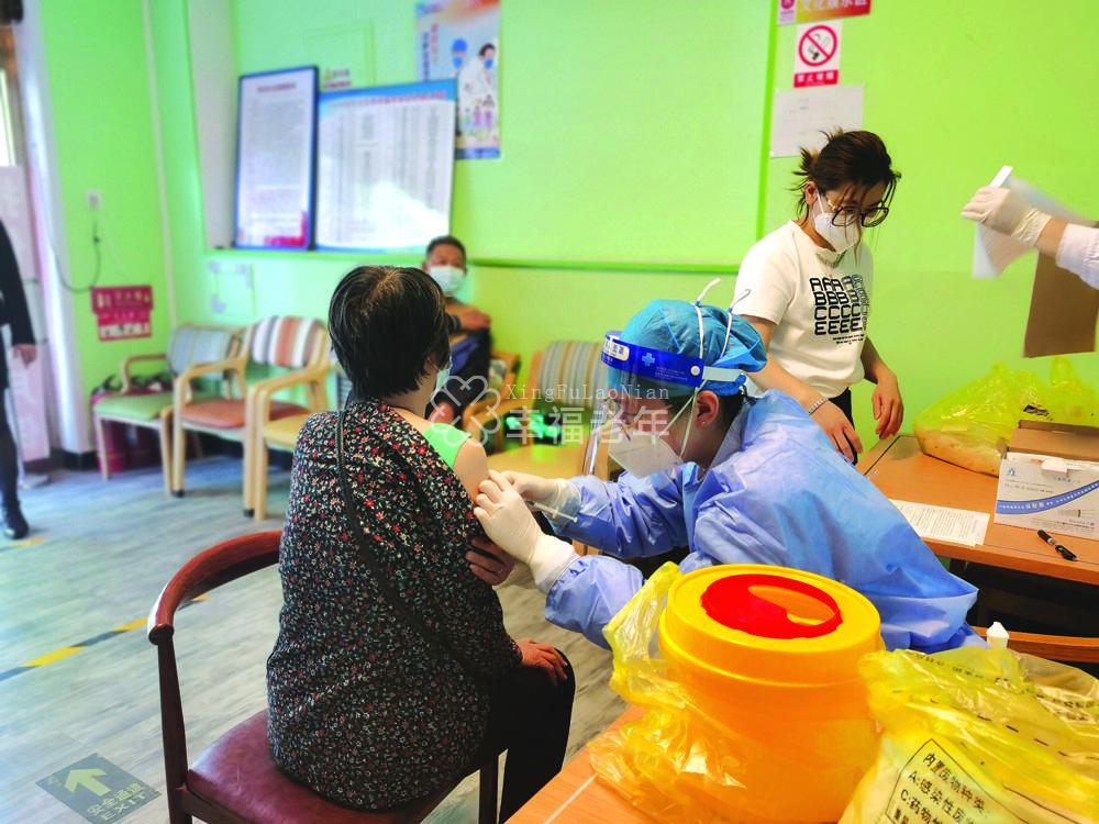 ▲兴谷社区卫生服务中心医护人员组成两个疫苗接种流动小分队，为村居民接种新冠疫苗。