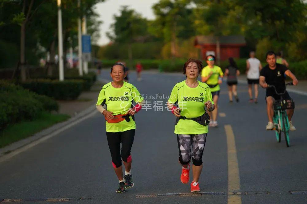 杨秀云（左）和跑友一起晨练