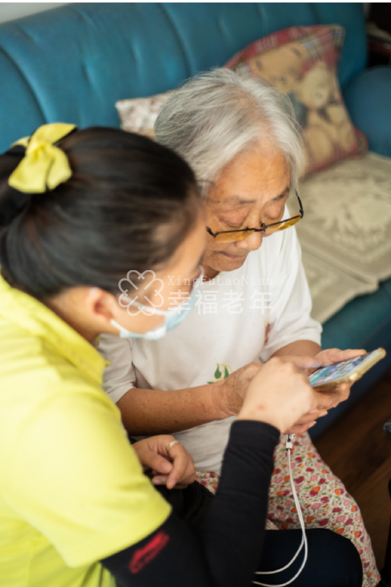 管家一对一教老人使用智能手机