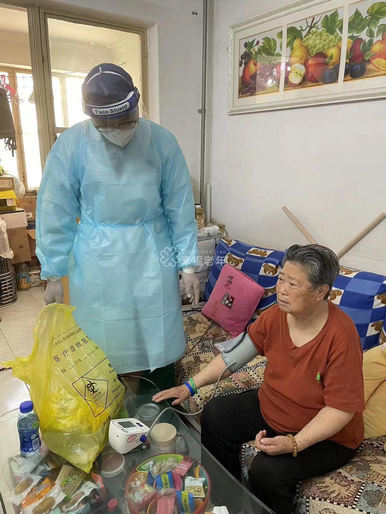 狄安强和同事们入户给行动不便的老年人接种新冠疫苗。受访者供图