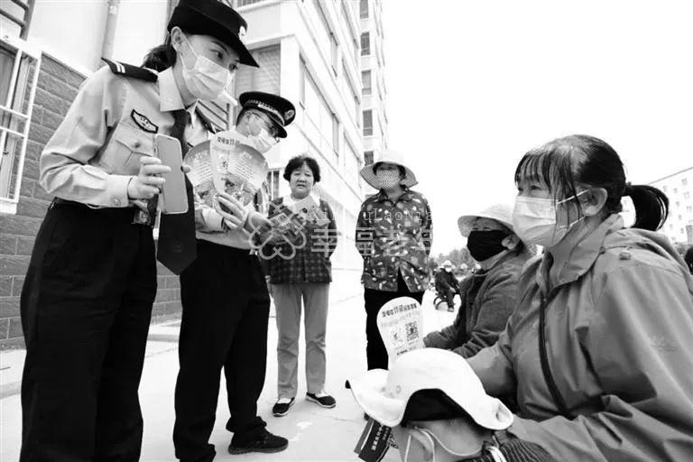 民警开展预防养老诈骗宣传活动。甘肃省公安厅供图