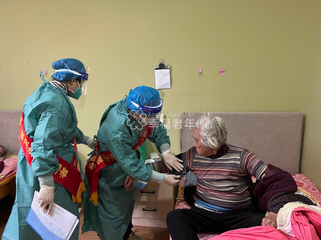 福州市仓山区城门镇卫生院医护人员送诊到养老院。（受访者供图）