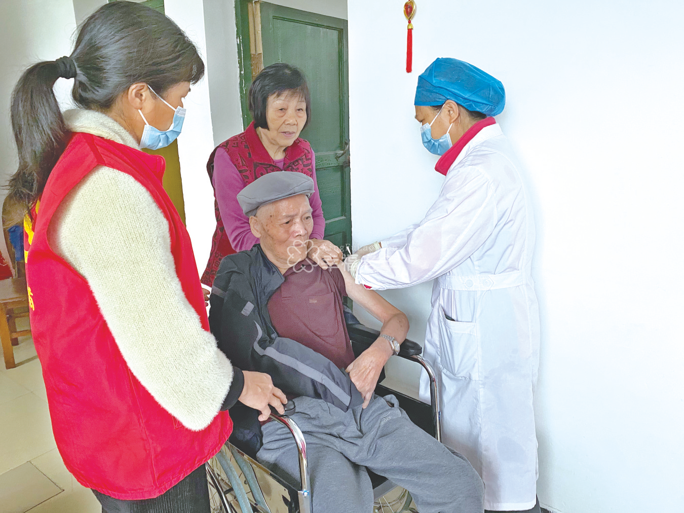     医护人员上门为老年人接种新冠病毒疫苗。    （蒲庙镇卫生院供图）