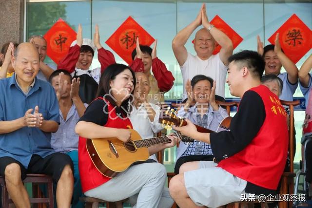 2022年9月10日，浙江省湖州市德清县党员志愿者为养老护理院的老人、残疾人弹吉他表演节目 王正 摄 图源：CICPHOTO