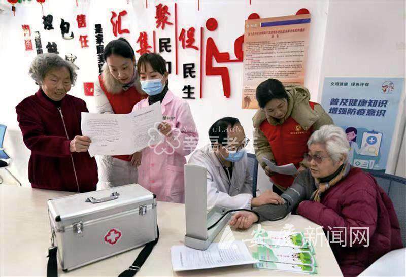 　　2月20日，迎江区双井社区党员志愿者与家庭医生为辖区65岁以上老人体检、送药。　全媒体记者 黄有安 通讯员 魏丽丽 摄