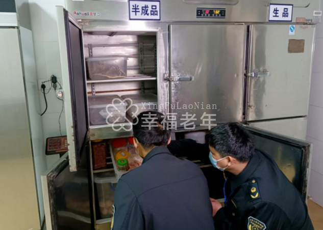 乐昌市市场监管局执法人员检查冰箱食品储存情况。