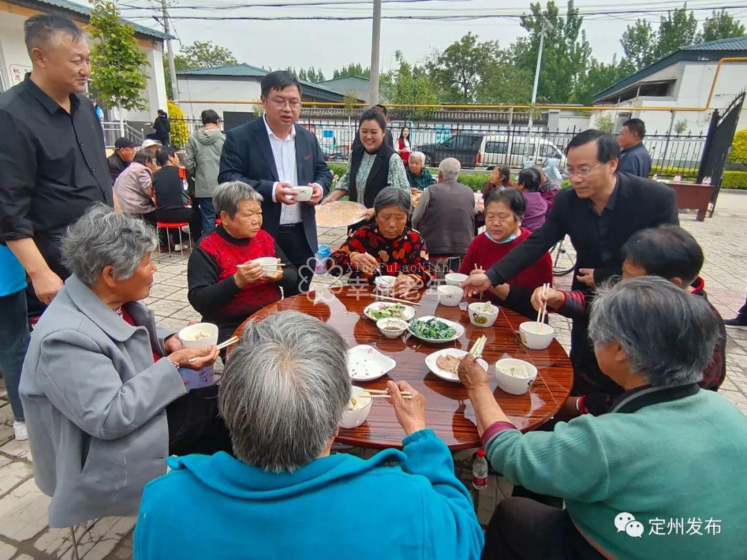 老人们吃上了热乎可口的饭菜，脸上露出了开心的笑容。