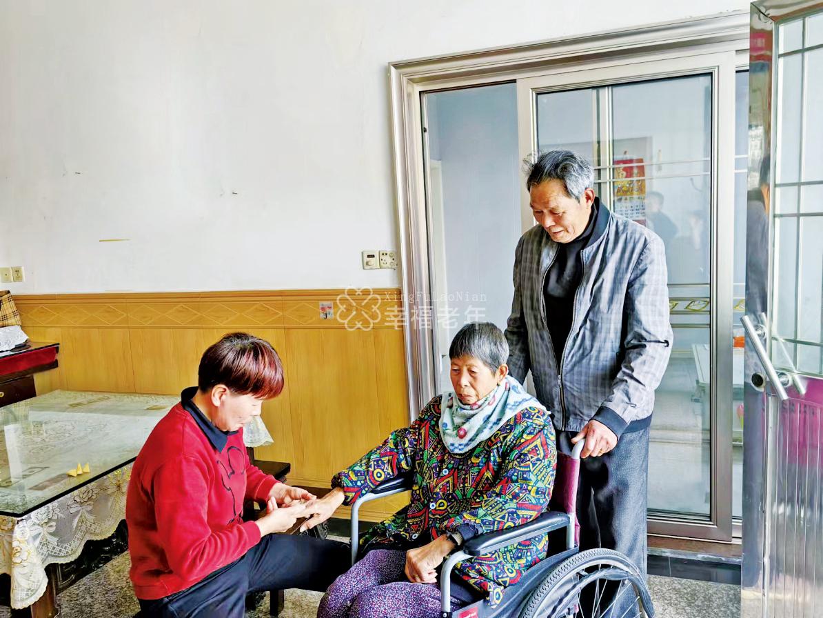 南京市长护险护理人员上门为失能老人服务。