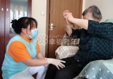 重庆龙山街道：“家庭照护床位”推动“家门口养老服务”提档升级