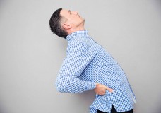 中老年人出现腰腿痛的症状，不要着急，推荐这8个方法或能应对