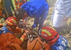 济南：六旬老人游玩不慎摔伤 消防紧急救援将其抬下山