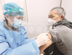 上海老人打消顾虑主动打疫苗