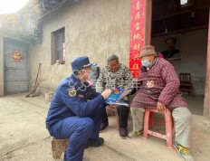 湖北鄂州：“敲门送平安”，助独居老人安全过节