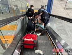 香港八旬老人乘坐扶梯摔倒 泉州铁警紧急救助
