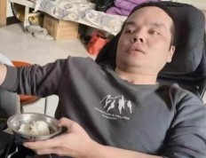 中国式养老困局：6旬老父瘫卧在床，生活全靠瘫痪儿子