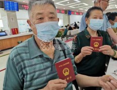 杭州这些老人再次拿到结婚证，脸上是藏不住的幸福