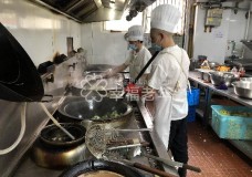 最多时一天要烧出2700多客助老餐，用掉近一吨食材，彭浦镇这家老年食堂“饭菜香、老人赞”