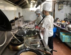 最多时一天要烧出2700多客助老餐，用掉近一吨食材，彭浦镇这家老年食堂“饭菜香、老人赞”