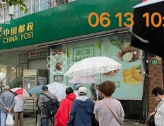 上海多家银行爆满老人凌晨两点排队 多方紧急回应