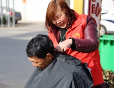 乡村理发师公益服务十七载 让老人幸福从“头”开始