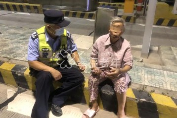 患病老人迷途，奉贤警方再次见到她竟是在11公里外的高速收费站......