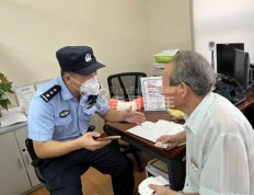 81岁老人玩游戏遭遇弹窗“退款”陷阱，民警成功劝阻