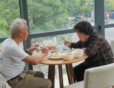陕西西安：“吃食堂”渐成老年人生活新风尚