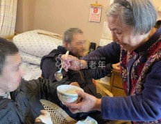 当我老去，谁来照顾一对智力残疾儿子？杭州老夫妻和儿子们一起住进养老中心