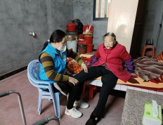 福建晋江：护理员上门测血氧 关注失能老人“沉默性缺氧”