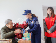 湖北咸宁：情暖“三八” ，“巾帼蓝焰”志愿服务队探望独居老人