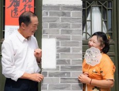 江苏南京：为金婚老人“定格”幸福