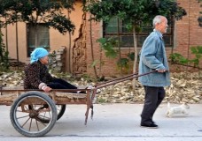中国式养老困局：揭秘养老金调整，引发你对未来的深思！