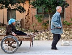 中国式养老困局：揭秘养老金调整，引发你对未来的深思！