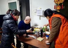 探访高龄独居老人、检查燃气水电，北京西罗园街道践行敬老美德